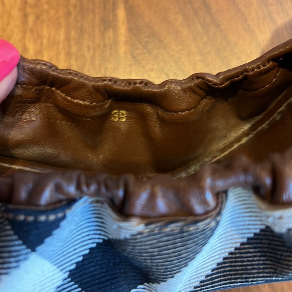 Burberry flats like new size 39 with the bag. - Picture 5 of 5